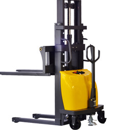 三支點(diǎn)與四支點(diǎn)電動叉車在操作性、功率和容量、成本方面對比分析